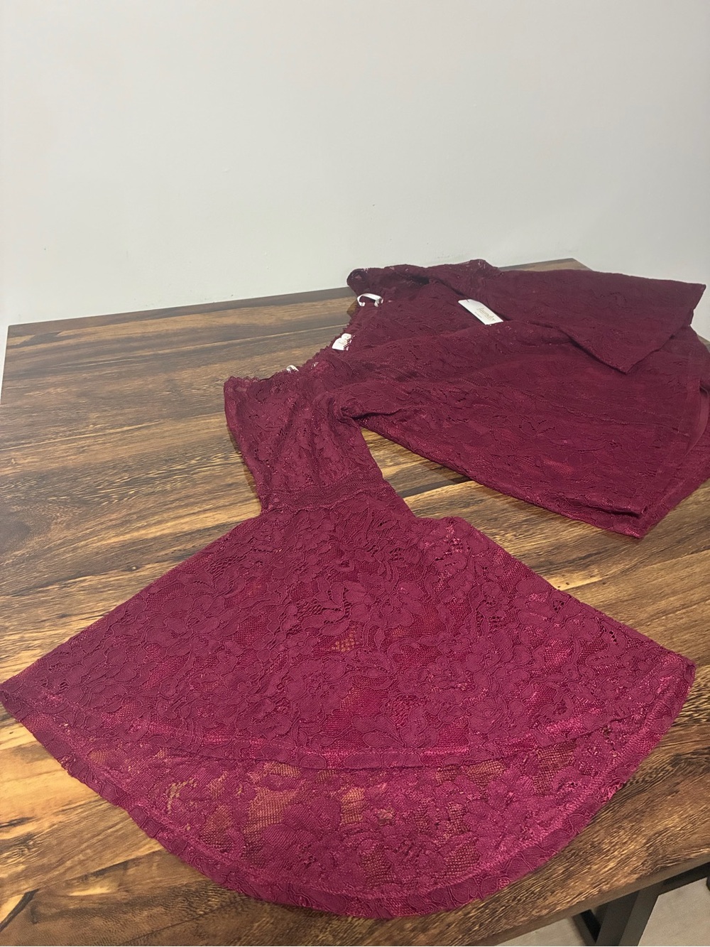 Laundry By Shelli Segal Burgundy Off the Shoulders Blouse - Picture 2 of 8